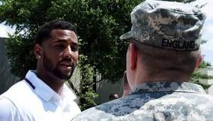 Redskins Rookies Touch Down at NSAB USO
